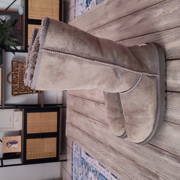 UGG SUEDE TALL BOOTS IN GREY 🩶 SIZE WOMANS 6 🩶 - Picture 3 of 12